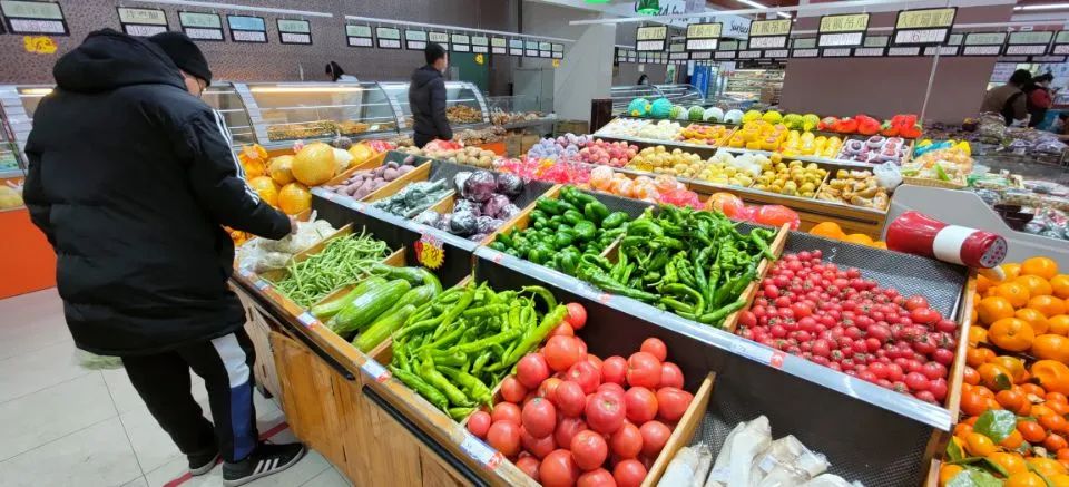 深圳蔬菜配送了解超市蔬菜為啥被“綁”著賣？聽超市員工一說，原來自己想錯了！